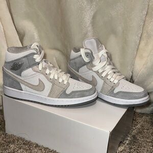 Jordan 1 Mid SE Particle Grey (Women's)